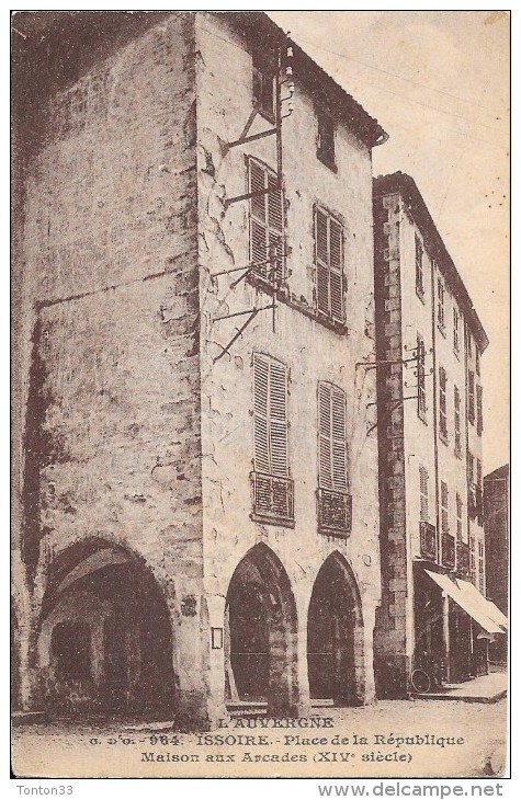 ISSOIRE - 63 -  Maison Aux Arcades - Place De La République   - VAN - - Issoire