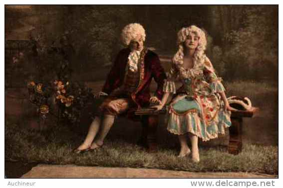 Couple Gentilhomme Costume - 17 Sur Un Banc - Coppie