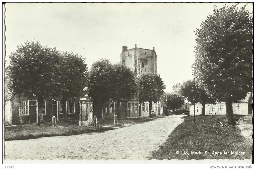 Sluis. -- Markt  St.  Anna  Ter  Muiden.     (2 Scans) - Sluis