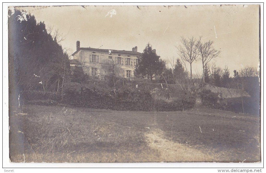 VOUVRAY Carte Photo D'une Maison Bourgoise. Cliché Pris En 1911. Carte Rare. - Vouvray