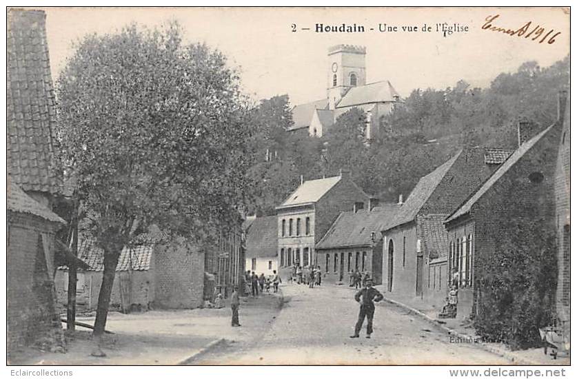 Houdain      62    Une Rue Et Eglise - Houdain