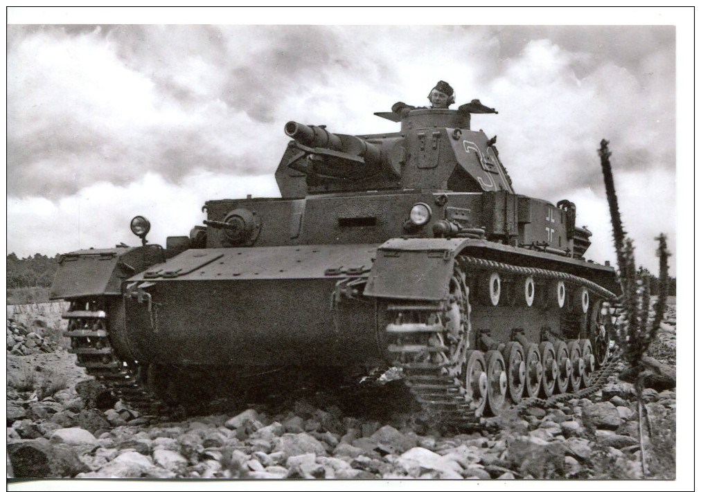 Militaria - Photo WW 2 Retirage - Char à Identifier Et Soldat- (354) - 1939-45
