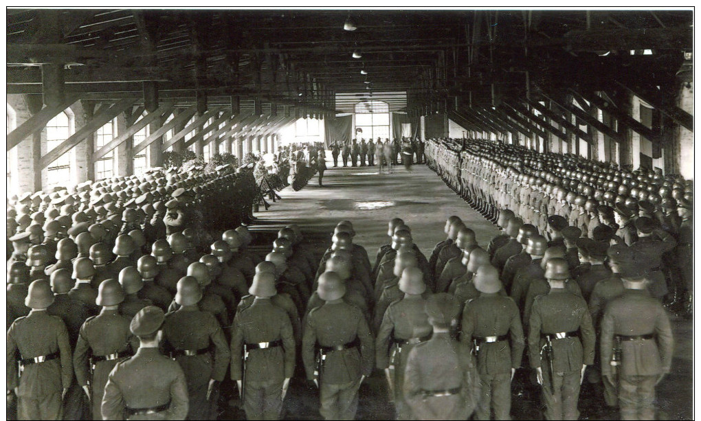 Militaria - Photo WW 2 Retirage -troupe En Revue Dans Hangar (399)grand Format - 1939-45