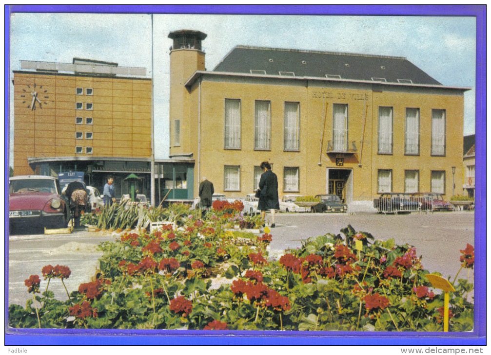 Carte Postale 59. Wattrelos  Hotel De Ville DS Citroën   Trés  Beau Plan - Wattrelos