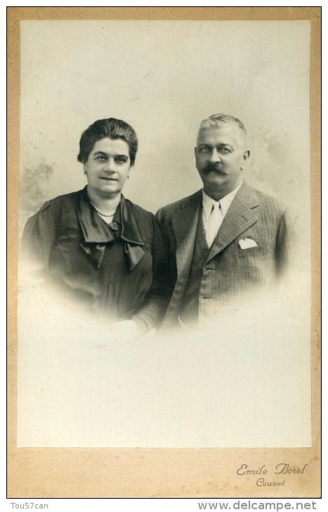 VAL DE TRAVERS - COUVET - NEUCHÂTEL - SUISSE - PHOTO ORIGINALE D'UN BEAU COUPLE. - Persone Anonimi