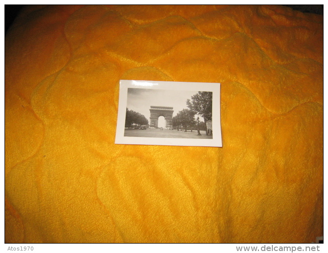 PETITE PHOTO ANCIENNE MILITAIRE DATE ?. / LIEU PARIS ARC DE TRIOMPHE BOULEVARD VEHICULE. ANOTATION AU DOS ALLEMAND - Guerre, Militaire