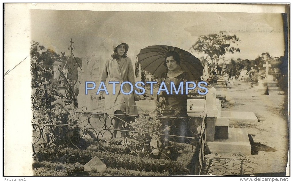 27638 REAL PHOTO DEAD CEMETERY TOMB AND WOMAN'S  POSTAL POSTCARD - Altri & Non Classificati