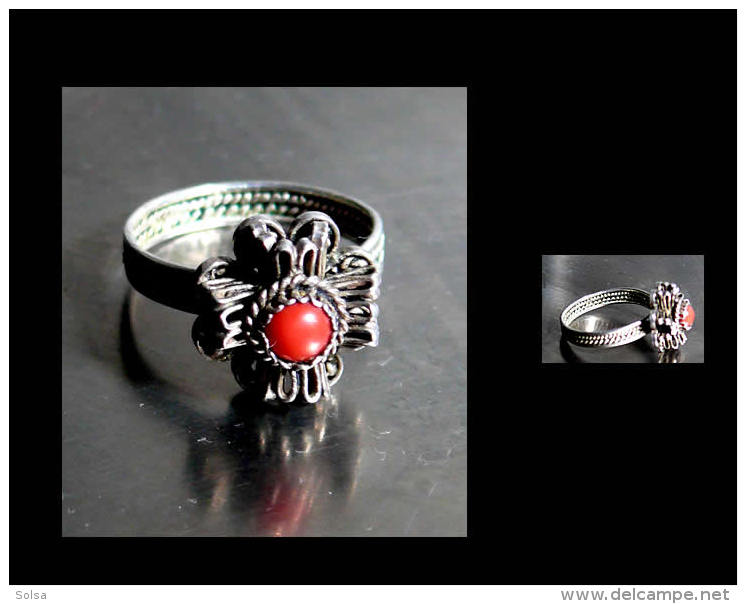 Curieuse Petite Bague Kabyle T52 - T53 / Vintage Kabylian Silver And Coral Ring - Anillos