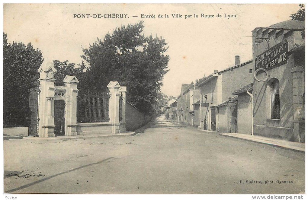 PONT DE CHERUY - Entrée De La Ville Par La Route De Lyon. - Pont-de-Chéruy