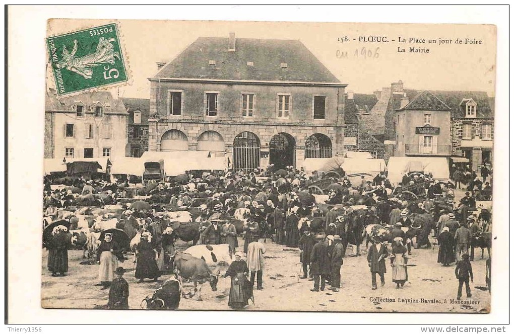 Ploeuc La Place Un Jour De Foire La Mairie - Autres & Non Classés