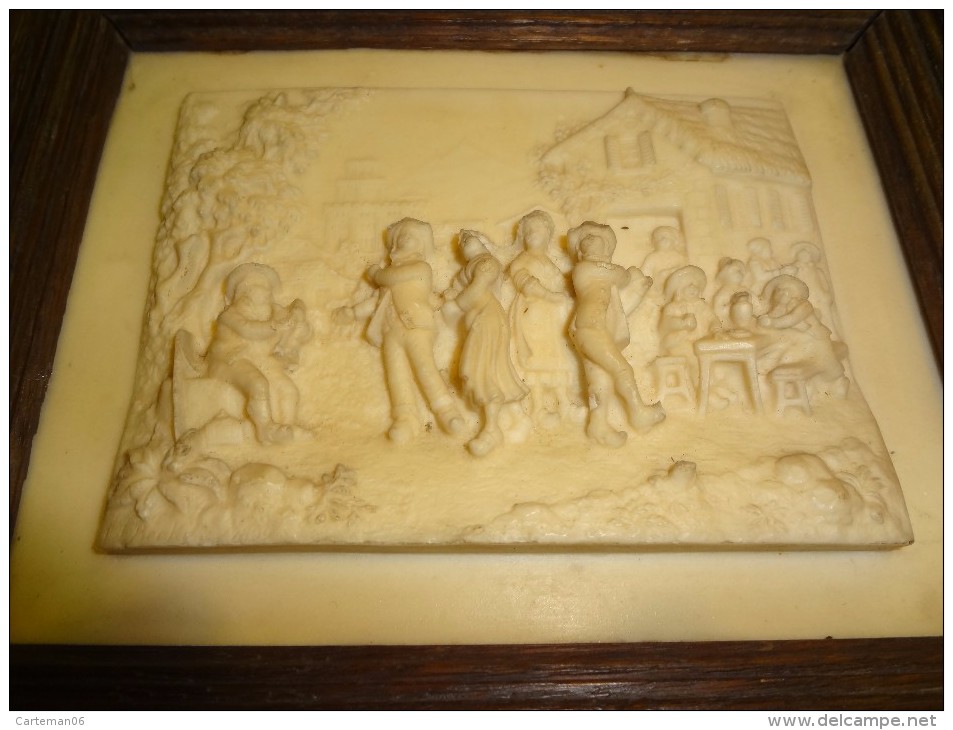 Tableau - Bas Relief En Calcaire, Signé C.F. Becker 1899 - Scène D'Auvergne - Format Hors Cadre: 15 X 12 Cm - Autres & Non Classés