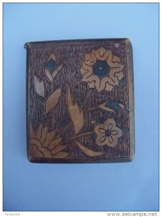 Ancien étui A Cigarettes En Bois Motif Fleurs. - Estuches Para Cigarrillos (vacios)