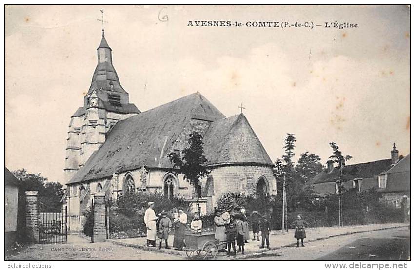 Avesnes Le Comte      62     Une Rue Et église - Avesnes Le Comte