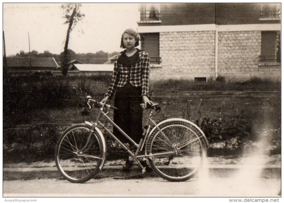 Photo Originale Femme - Femme  Et  Vélo - Bicyclette Le 28.05.1939 - Ballade - - Cyclisme