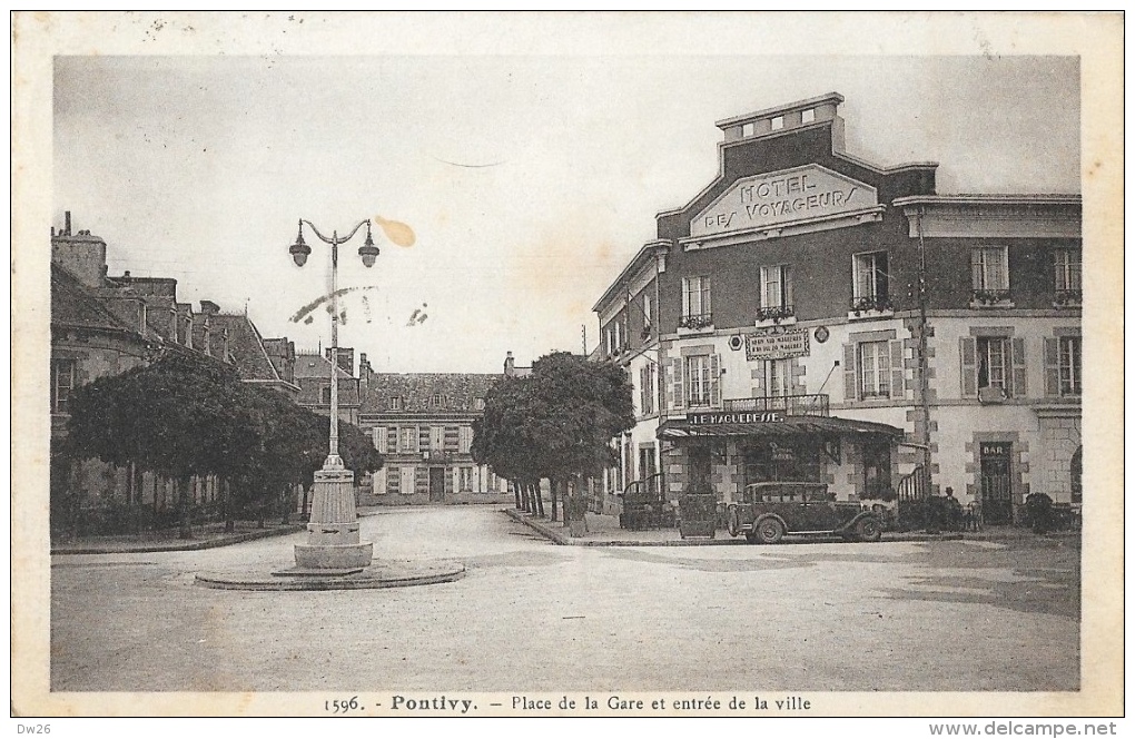 Pontivy (Morbihan) - Place De La Gare Et Entrée De La Ville - Hôtel Des Voyageurs - Edition Laurent Nel - Pontivy