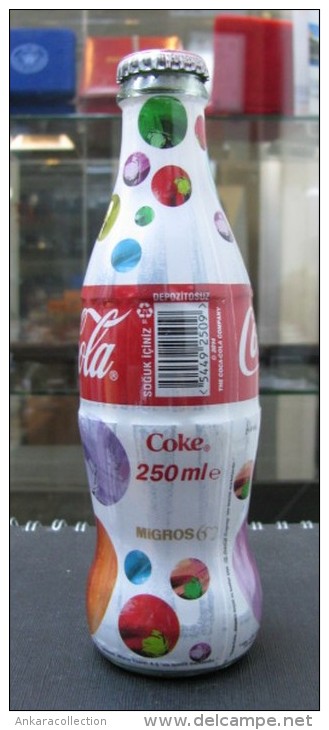 AC - COCA COLA 2014 SHRINK WRAPPED EMPTY GLASS BOTTLE & CROWN CAP DESIGNED BY ARZU KAPROL - Bottiglie