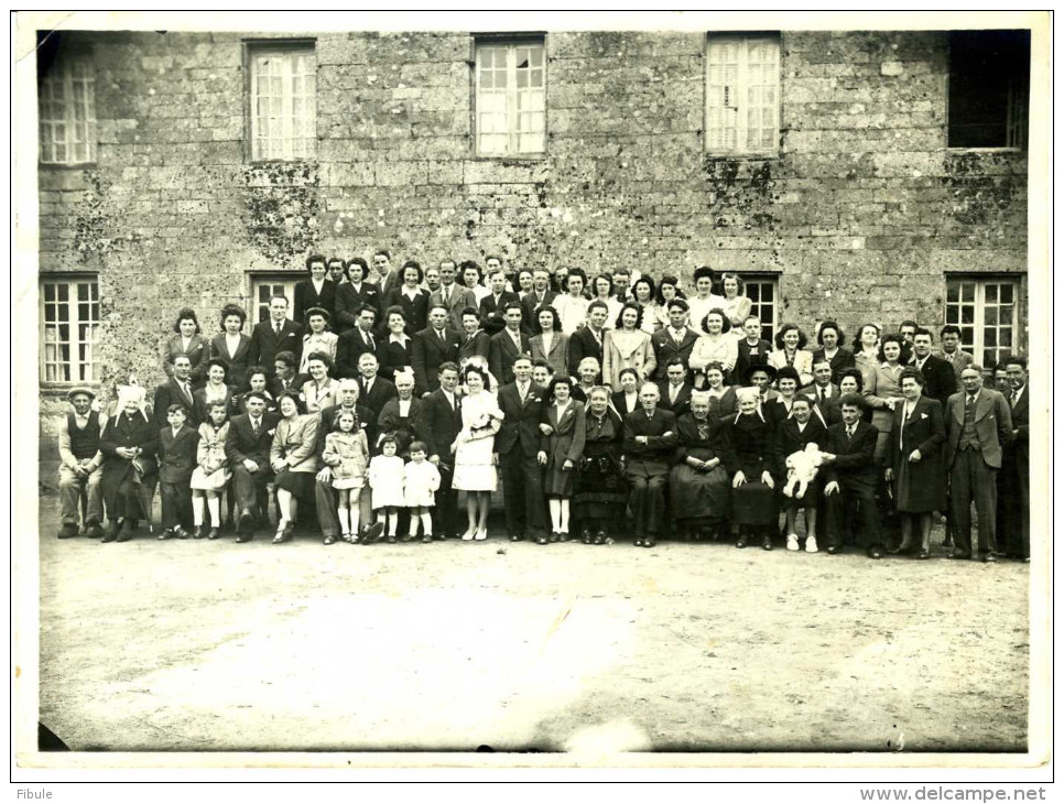 22- PLOUARET Grande Photo D´un Mariage Dans Une Ferme En 1946 Ou 1947, Coiffe Trégor - Plouaret