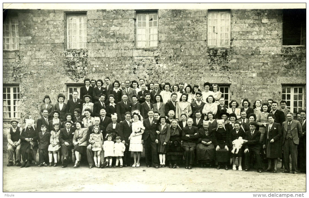 22- PLOUARET Grande Photo D´un Mariage Dans Une Ferme En 1946 Ou 1947, Coiffe Trégor - Plouaret