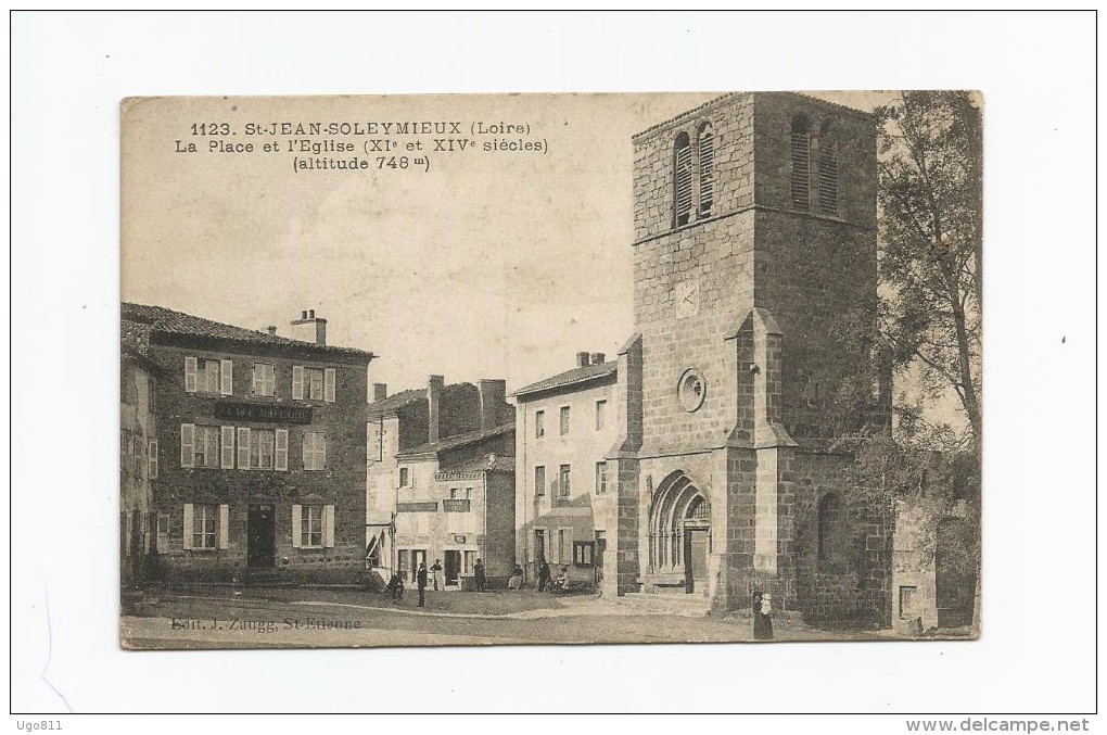1123.   St-JEAN-SOLEYMIEUX   -  La Place Et L'Eglise - Saint Jean Soleymieux