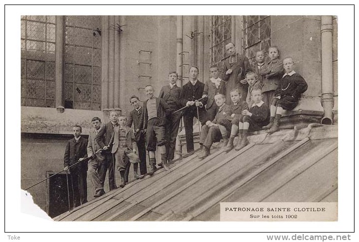 CPA 1902, Le Patronage Ste-Clotilde, Groupe Sur Les Toits, Enfants Et Jeunes, A Localiser....Prix Sacrifie - A Identificar