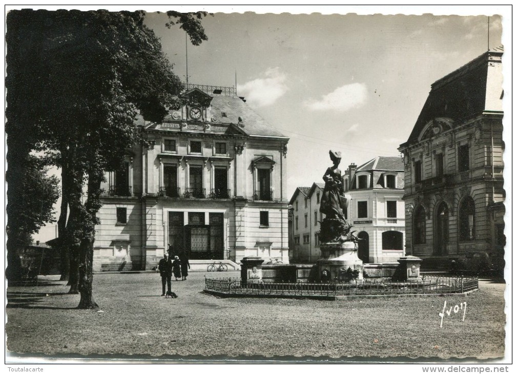 CPSM 40  MONT DE MARSAN L HOTEL DE VILLE ET LA PLACE    Grand Format 15 X 10,5 Cm - Mont De Marsan