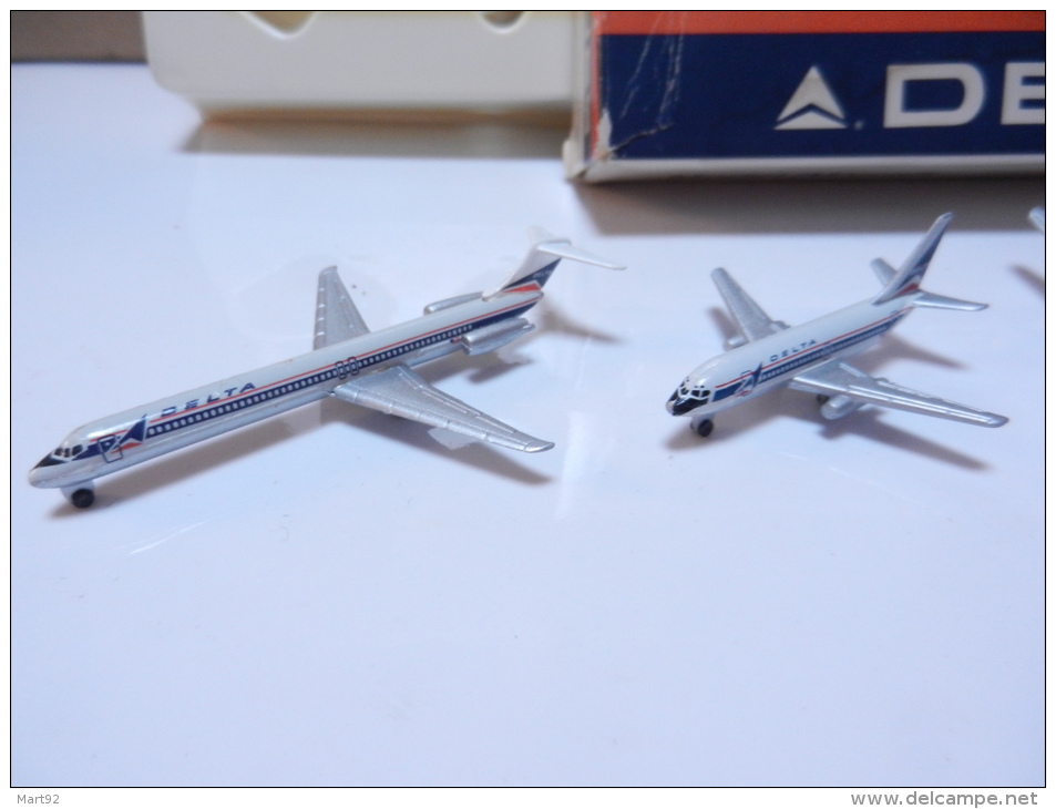 COFFRET PROMOTIONNEL  5 AVIONS EN METAL  AU  1/600 EME DELTA AIR LINES MADE IN RFA - Materiale Promozionale