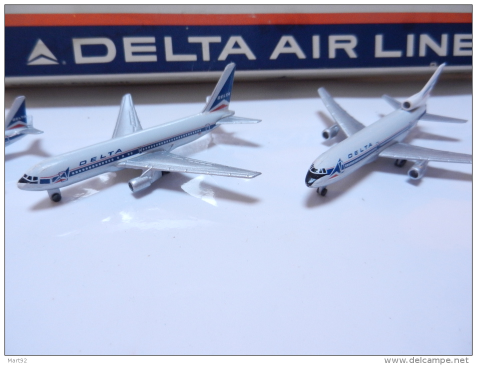 COFFRET PROMOTIONNEL  5 AVIONS EN METAL  AU  1/600 EME DELTA AIR LINES MADE IN RFA - Reclamegeschenk