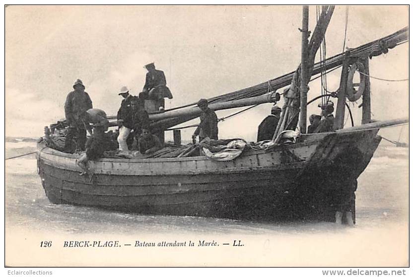 Berck    62    Scène Et Thème Pêche:   Bateau Attendant La Marée - Berck