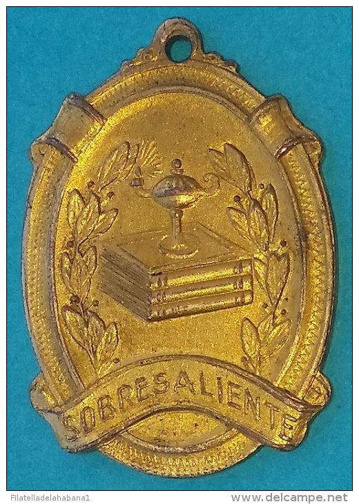 PIN-54  CUBA MEDALLA DE ESCUELA PUBLICA. PUBLIC SCHOOL MEDALLS. SOBRESALIENTE. - Other & Unclassified