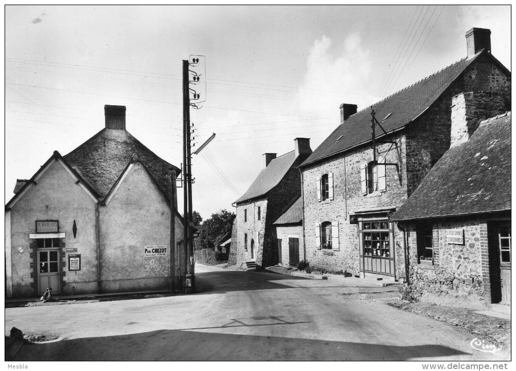 CPSM  -  Bréal - Sous - Vitré  (35)    Le Carrefour -  Tabac - Débitant - V. Horvais  -  Petite épicerie - Autres & Non Classés