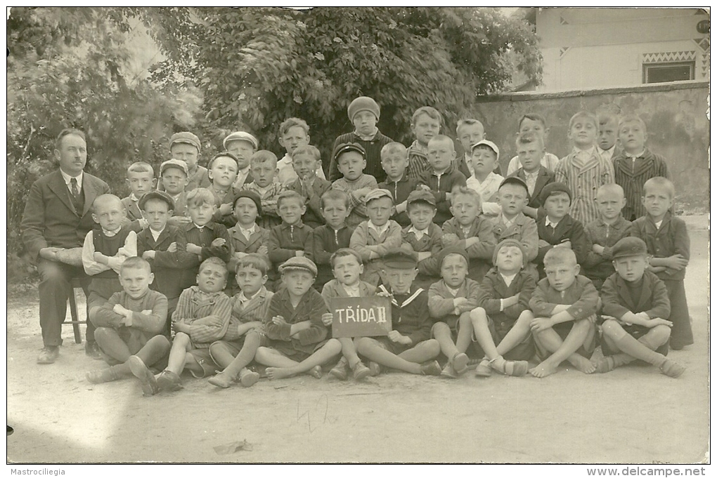 CECOSLOVACCHIA  Fotocartolina Di Classe Con Maestro  Scuola  Scolaresca  Trida II - Persone Anonimi