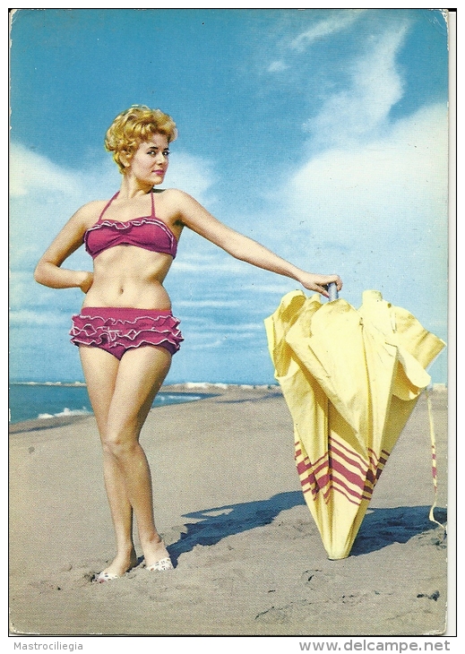 PIN-UP   Vintage  Ragazza Bionda In Costume Sul Mare Con Ombrellone - Pin-Ups