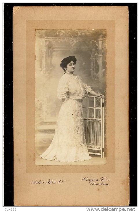 PHOTO CDV ,BILL´S PHOTO CO , Directeur MAURICE HARGOUS à BORDEAUX, NANTES Et TOULOUSE , Femme Robe Brodée Dentelle - Anonymous Persons