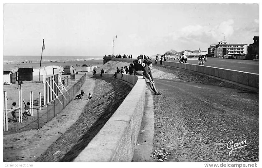 Berck    62       L'esplanade Et Descente Sur La Plage   (année 1952) - Berck