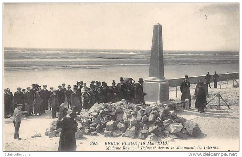 Berck    62       Mme Poincarré Devant Le Monument Des Internes - Berck