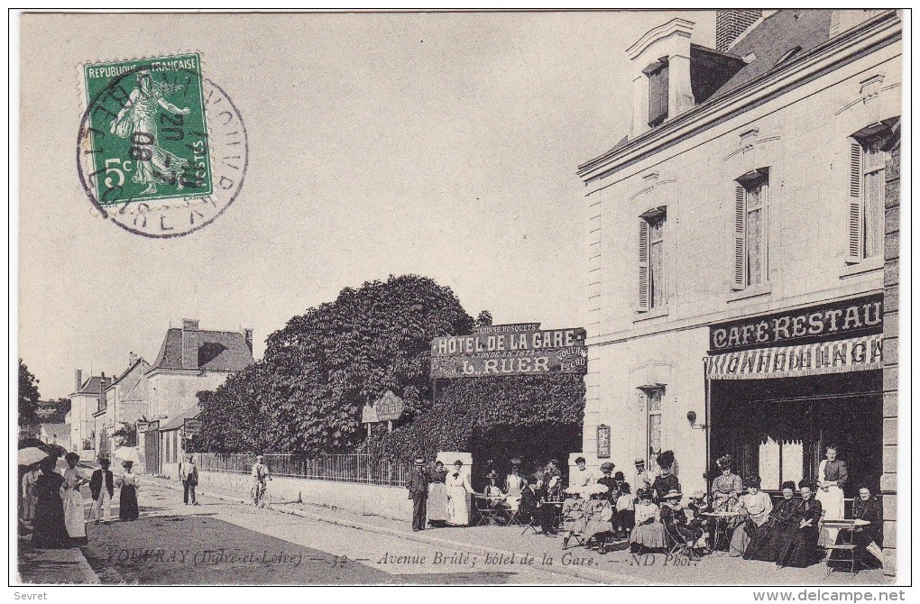 VOUVRAY. - Avenue Brûlé; Hôtel De La Gare. Superbe Cliché - Vouvray