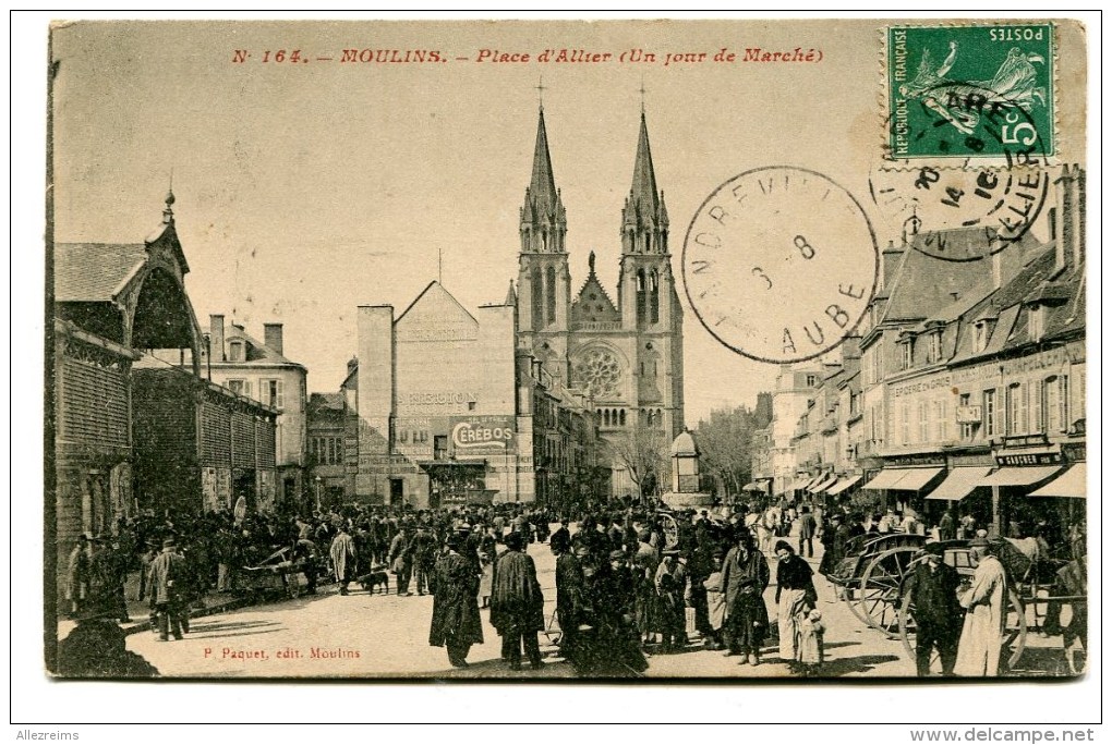 CPA   03  :   MOULINS  Place Et Marché  Animés  1910      A  VOIR   !!!! - Moulins