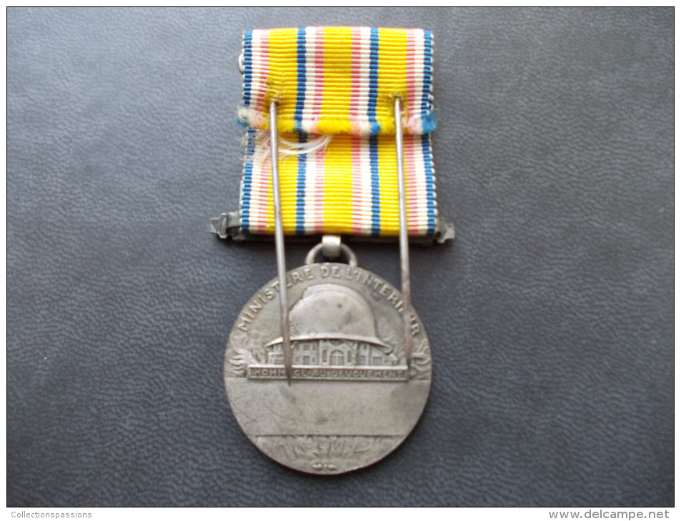 - Médaille De Sapeurs Pompiers. Hommage Au Dévouement - - Pompiers