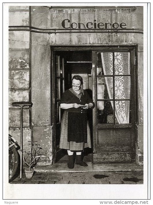 UNE CONCIERGE DE LA RUE JACOB  PARIS 1945  PHOTO ROBERT DOISNEAU   EDITIONS NOUVELLES IMAGES 1987 - Doisneau