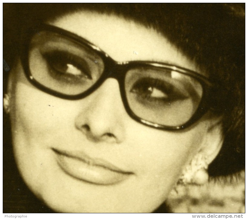 Actrice Sophia Loren Au Balcon De Son Hotel A Nice Ancienne Photo De Presse 1965 - Famous People