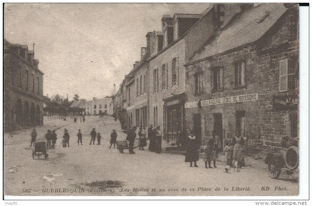 29 - GUERLESQUIN - ( Finistère ) Belle Vue Animée Des Halles Et Coin De La Place De La Liberté - Guerlesquin