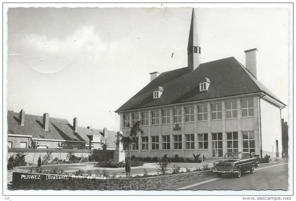 CPSM PERWEZ, HOTEL DE VILLE, AUTO VOITURE ANCIENNE, Format 9 Cm Sur 14 Cm Environ, BRABANT WALLON, BELGIQUE - Perwez