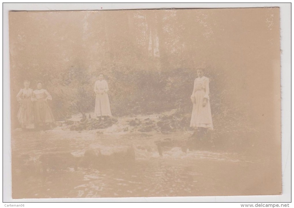 Femme - 4 Femmes Au Bord D'une Rivière  - Photo Format: 11.1 X 7.7 Cm - Personnes Anonymes