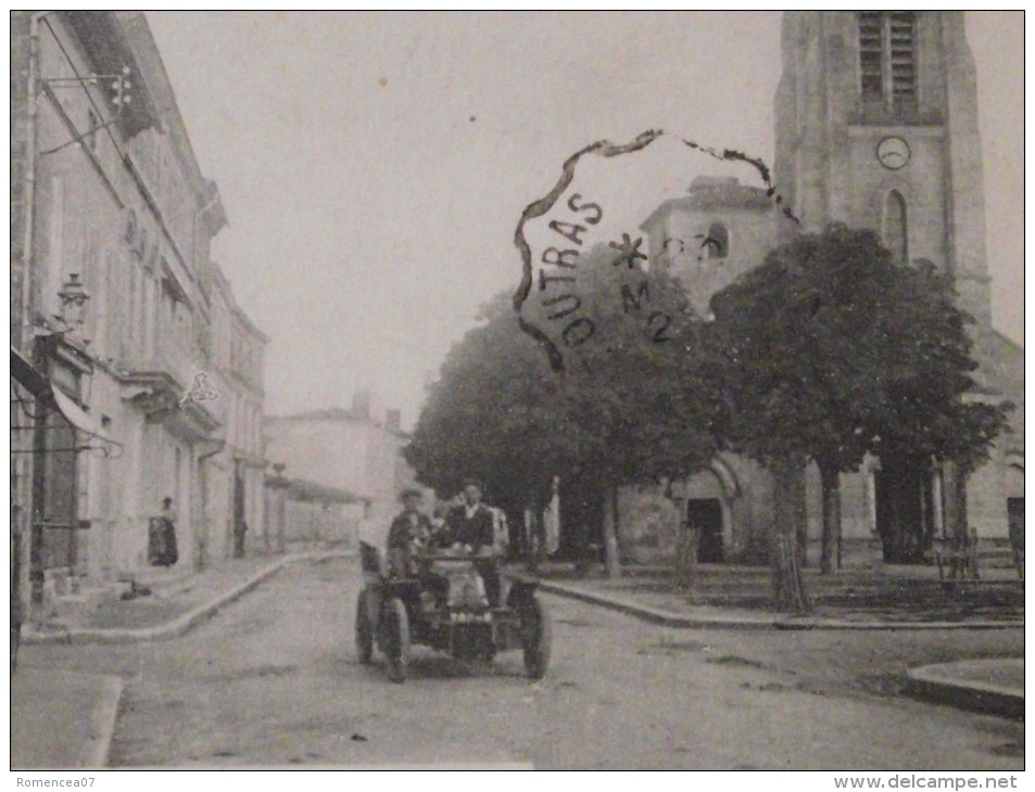 SAINT-MEDARD-de-GUIZIERES (Gironde) - La Place Et L'Eglise De St-Médard - Automobile - Animée - Voyagée - Autres & Non Classés