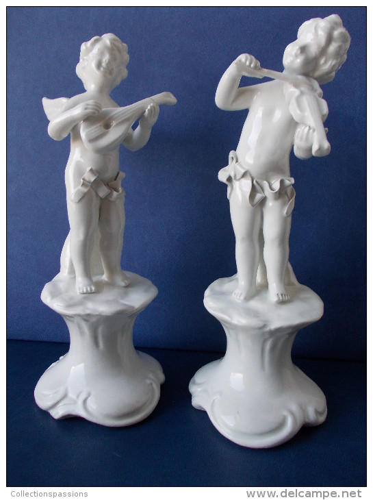 - Lot De 2 Statuettes En Porcelaine. Angelots Musiciens - - Personnages