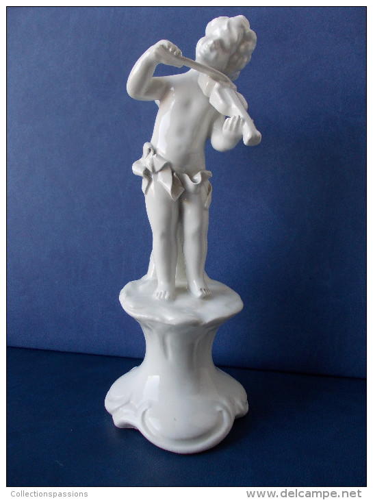 - Lot De 2 Statuettes En Porcelaine. Angelots Musiciens - - Personnages