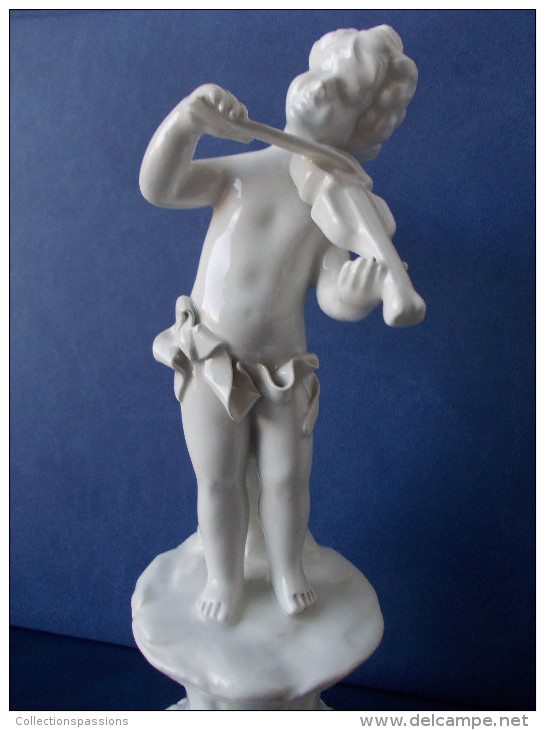 - Lot De 2 Statuettes En Porcelaine. Angelots Musiciens - - Personnages