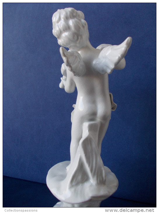 - Lot De 2 Statuettes En Porcelaine. Angelots Musiciens - - Personnages