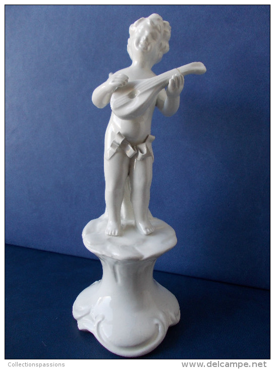 - Lot de 2 statuettes en porcelaine. Angelots musiciens -