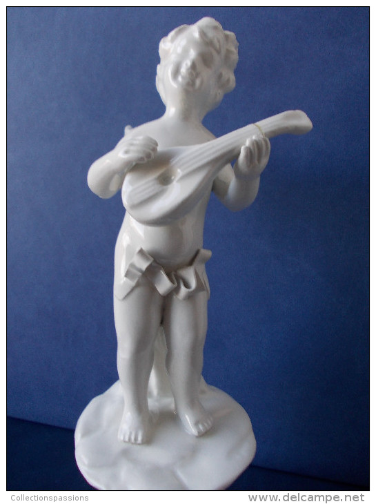 - Lot de 2 statuettes en porcelaine. Angelots musiciens -